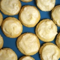 Quick lemon frosting on cookies